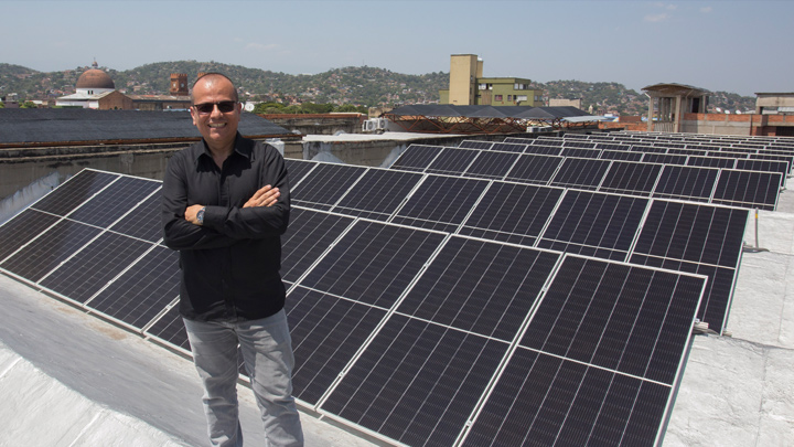 La instalación de paneles solares representa un avance significativo