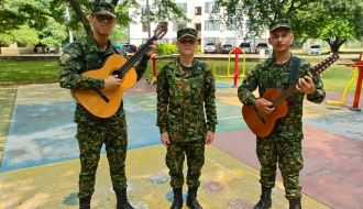 Los tres músicos, que coincidieron en el batallón hace apenas cinco meses, descubrieron su mutua pasión por la música casi de inmediato.