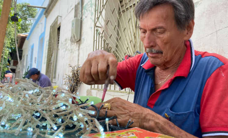 Óscar Contreras es un hombre que revive las luces navideñas.
