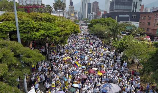 Las calles de Medellín y Cali se vieron ampliamente concurridas por parte de ciudadanos que salieron a protestar contra el Gobierno./ Fotos AFP