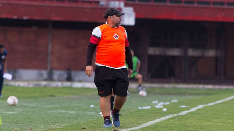 Carlos Eduardo Hernández, técnico del Cúcuta Deportivo femenino.