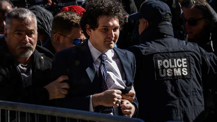 El exdirector ejecutivo y fundador de FTX, Sam Bankman-Fried, llega al tribunal federal de EE. UU. en Nueva York el 30 de marzo de 2023. Bankman-Fried, el prodigio de las criptomonedas deshonrado, fue sentenciado a 25 años de cárcel el 28 de marzo de 2024, luego de su condena en uno de los mayores casos de fraude financiero de la historia. / Foto: AFP