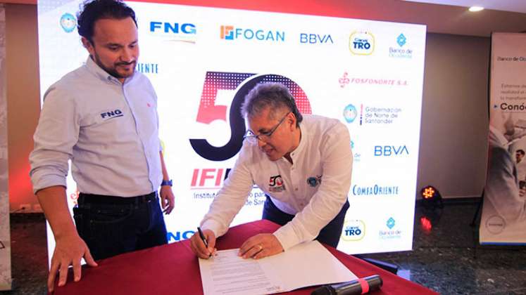 Arnulfo Sánchez y Javier Cuellar firmaron un convenio que convierte al FNG en garante de los créditos de Ifinorte./ Foto Cortesía