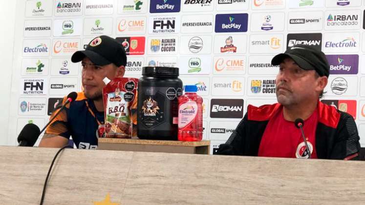 Braynner García y Carlos Eduardo Hernández, cuerpo técnico del Cúcuta Deportivo. 