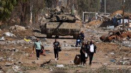  Name Territorios palestinos-Los palestinos huyen hacia el norte en las afueras del sur de la ciudad de Gaza, junto a tanques del ejército israelí el 24 de noviembre, tras un alto el fuego de cuatro días.